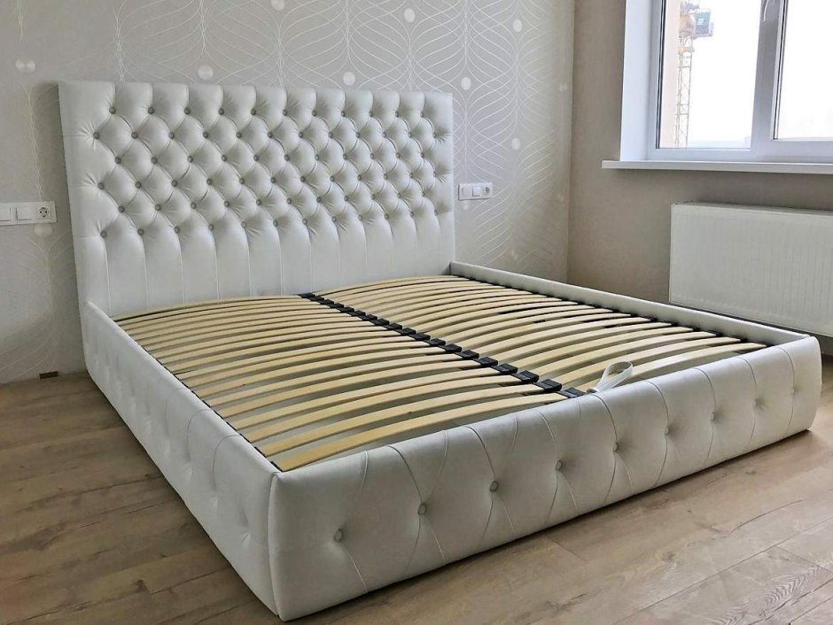 Кровать обшитая кожзамом