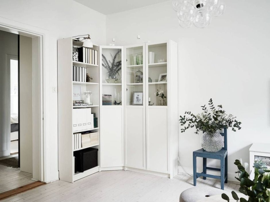 Книжный шкаф в стиле Сканди