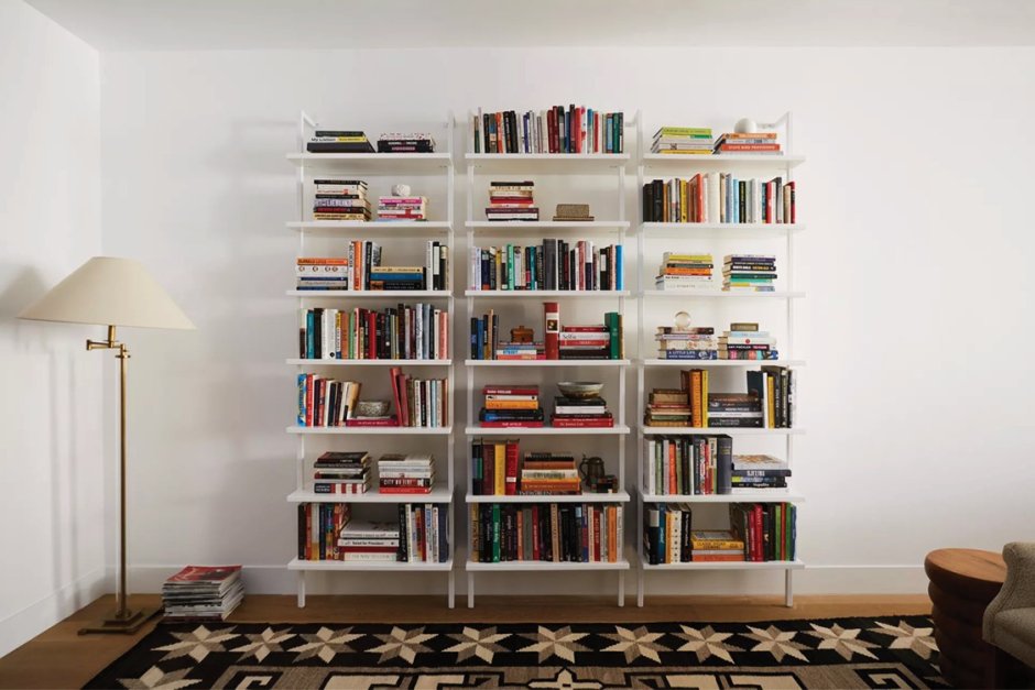 Книжный стеллаж на фоне стены
