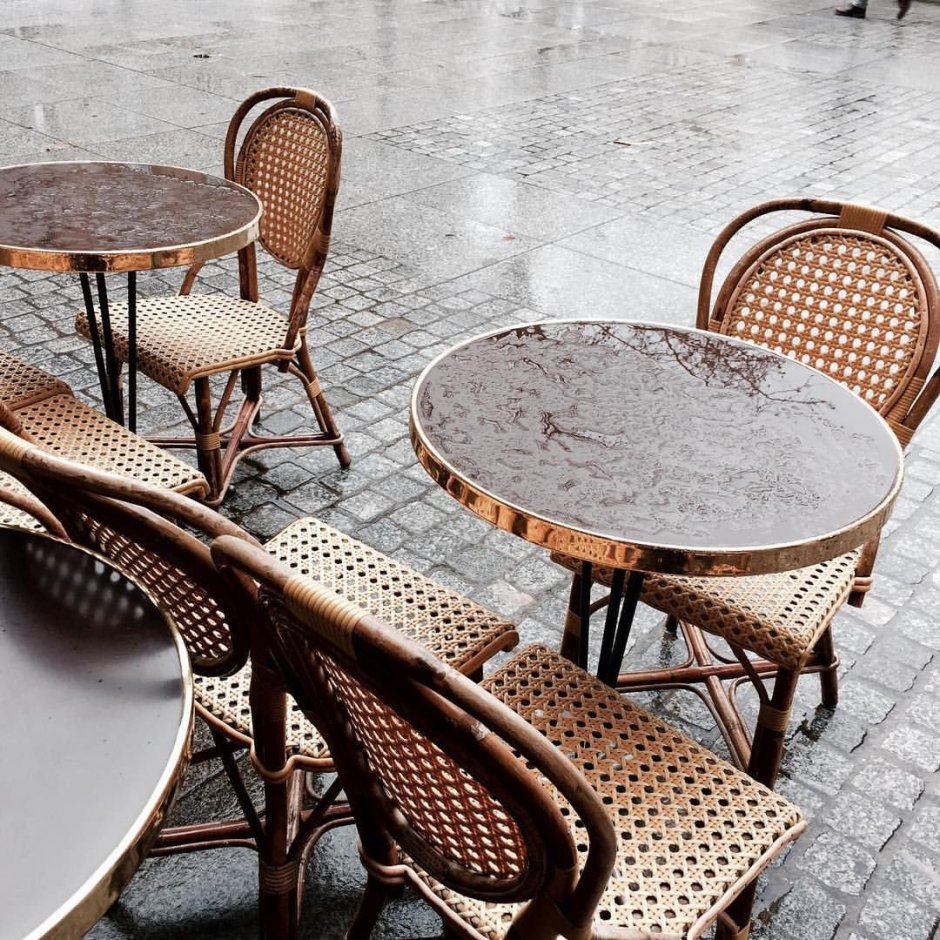 Столик в парижском кафе