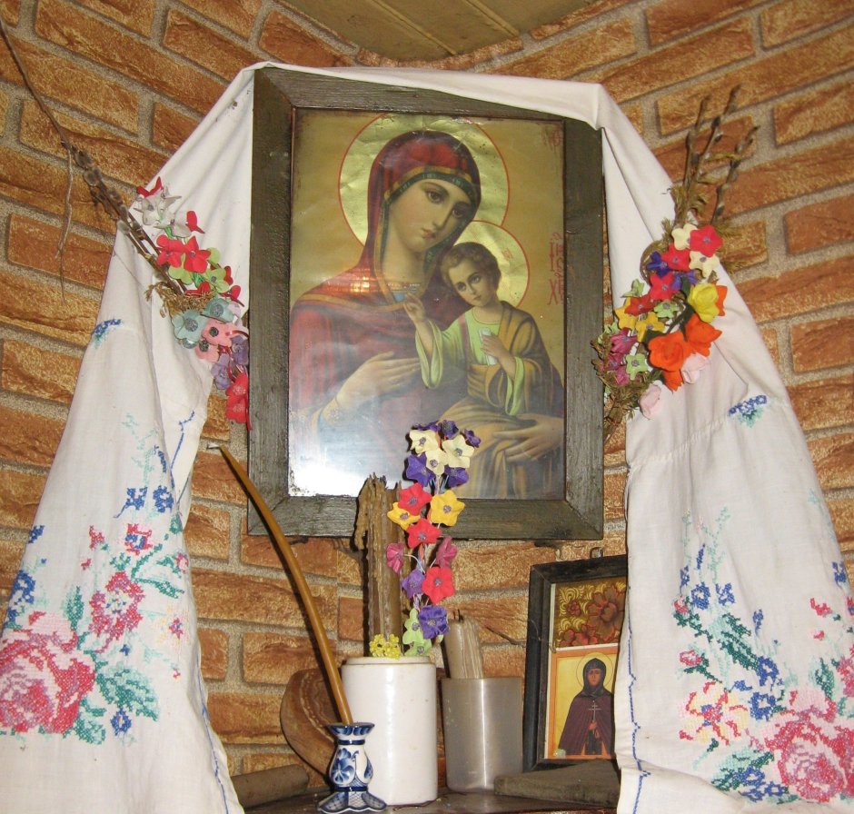 Иконы в деревенском доме