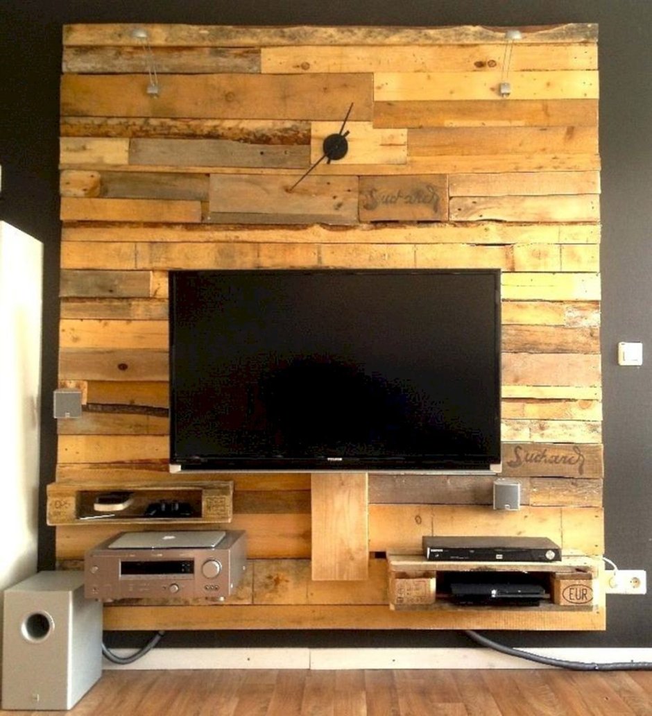 Телевизор на деревянной стене