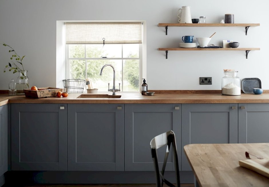 Серый кухонный гарнитур с деревянной столешницей