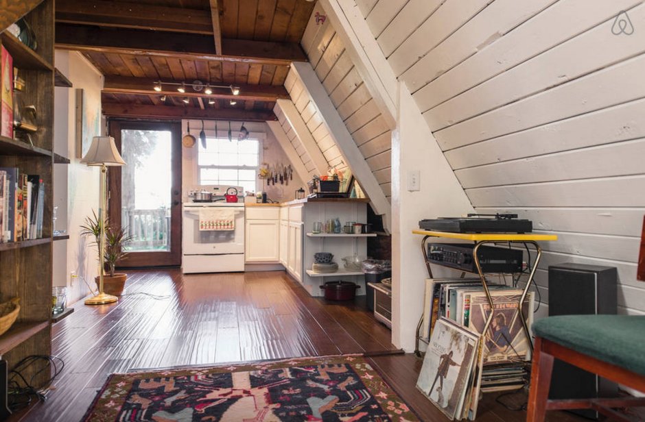 Небольшой домик шалаш интерьер