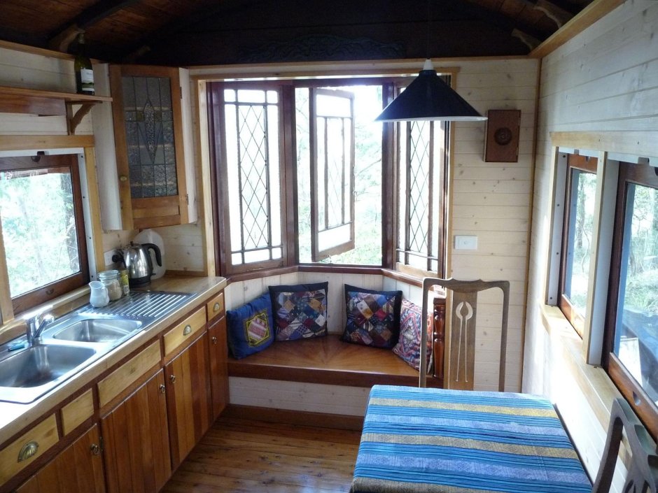 Небольшой двухэтажный домик изнутри