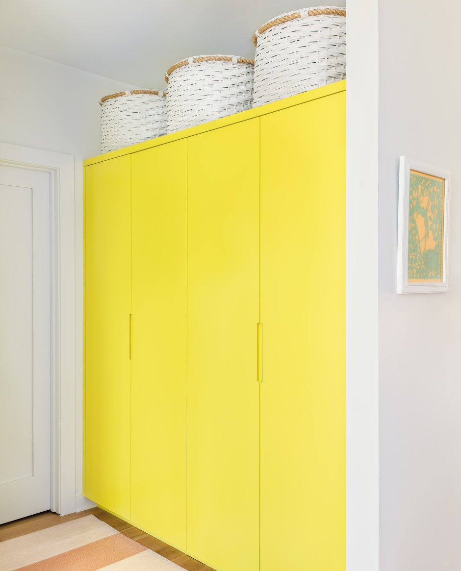 Желтый шкаф