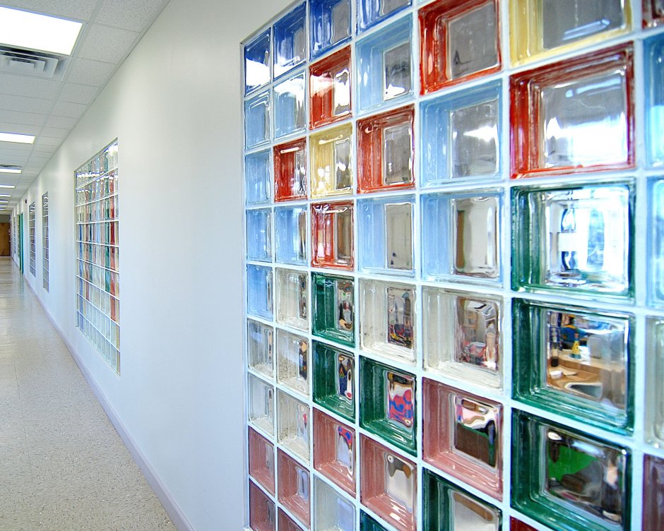 Стеклянные блоки в интерьере кухни