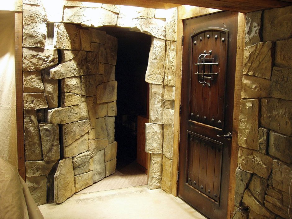 Каменная дверь