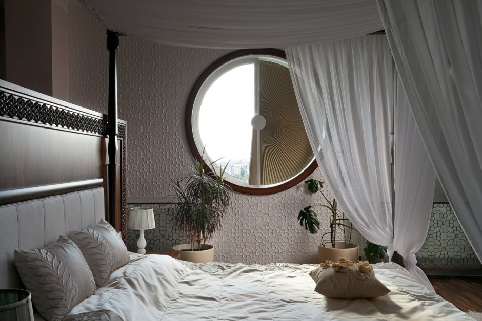 Кровать с балдахином на мансарде