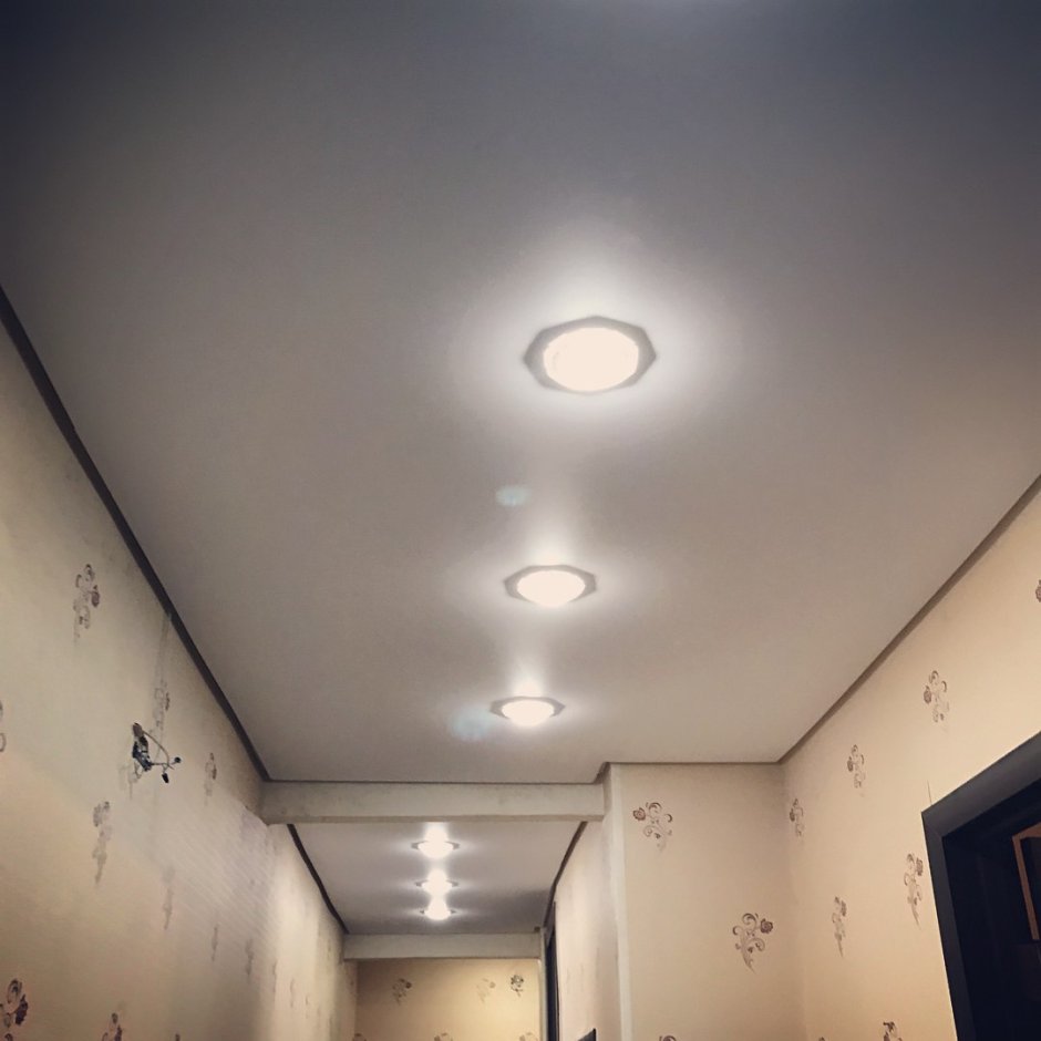 Натяжной потолок сатин с точечными светильниками