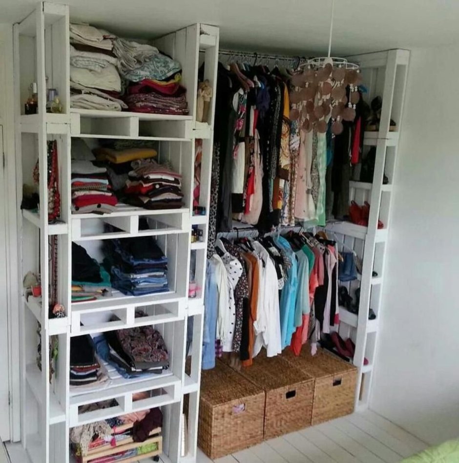 Шкаф для одежды из палет