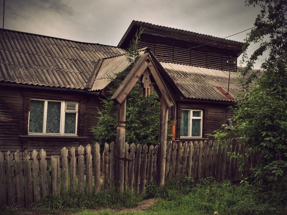 Старый деревянный дом в деревне