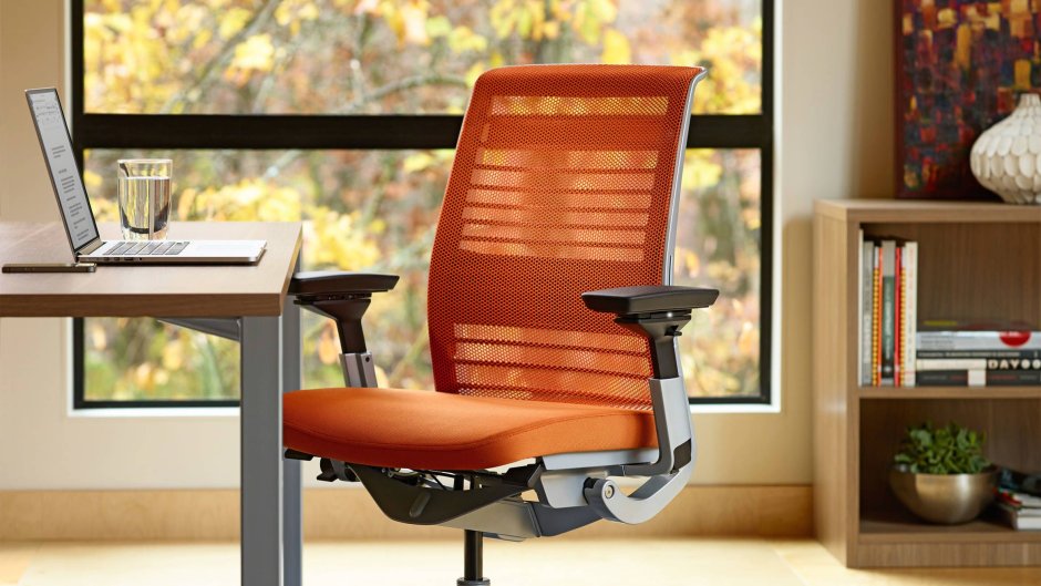Кресло и стол в офисе