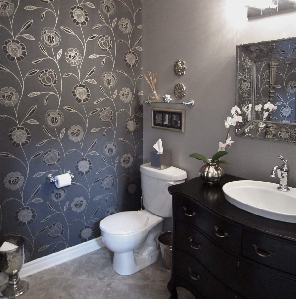 Ванная комната с обоями и плиткой