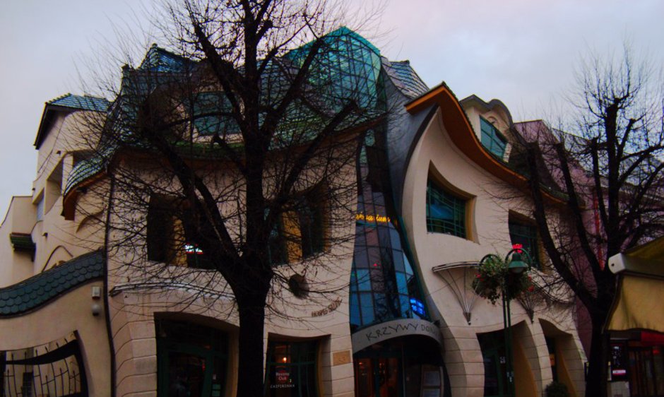 Кривой дом (the Crooked House) Польша