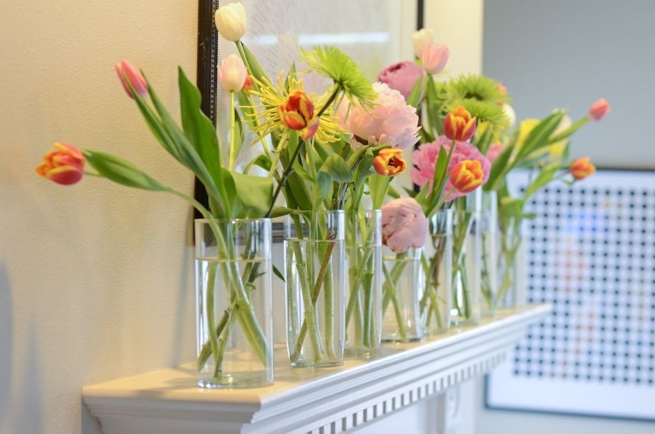 Напольная ваза с цветами в интерьере