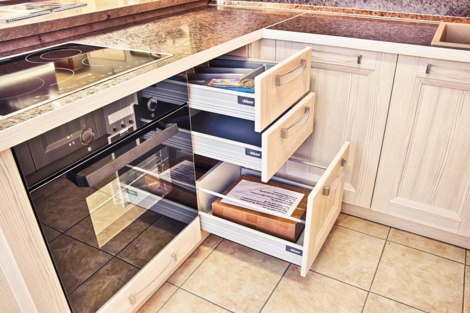 Кухонный ящик для столовых приборов