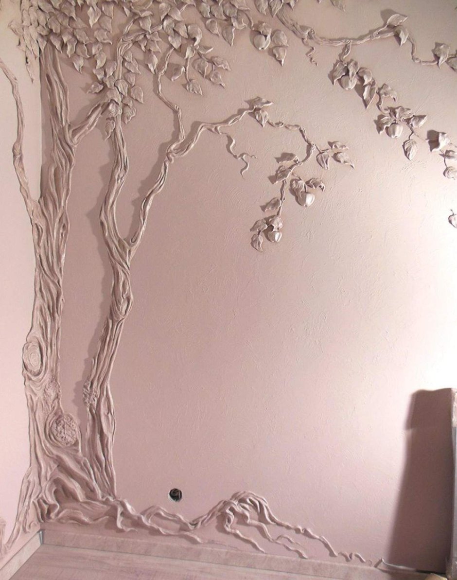 Дерево из декоративной штукатурки на стене