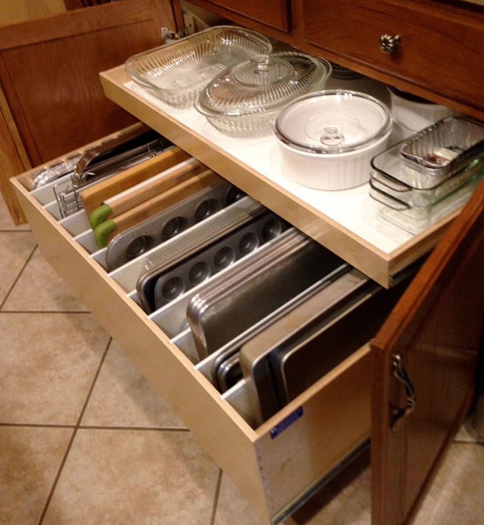 Хранение в выдвижных ящиках на кухне