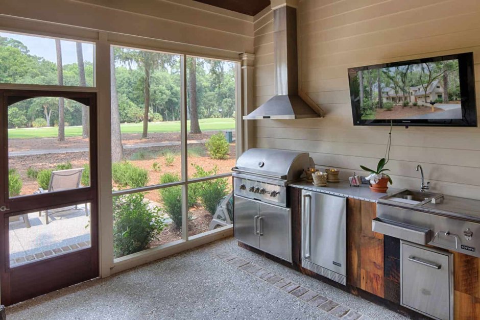 Летняя кухня с панорамными окнами