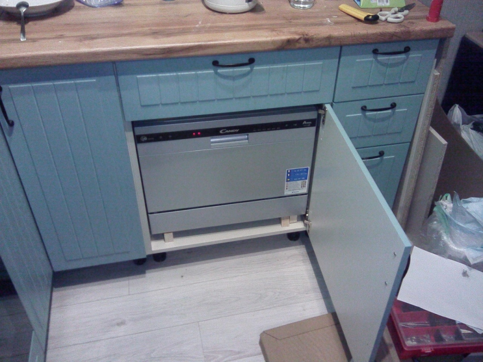 Встроенный шкаф под посудомоечную машину
