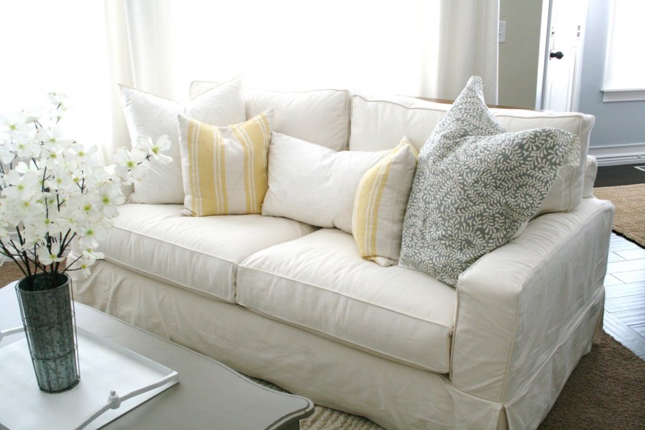 Декоративные подушки на серый диван