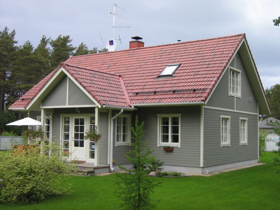 Серый дом с бордовой крышей