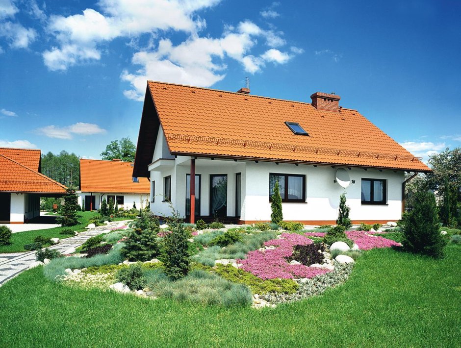Белый дом с оранжевой крышей