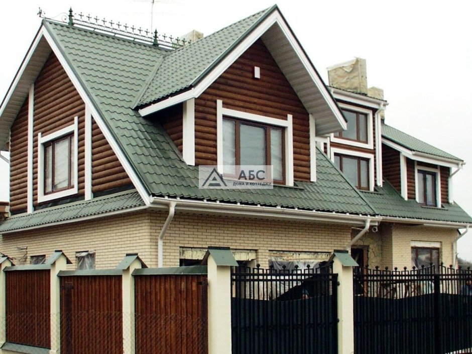 Коричневый дом с зеленой крышей