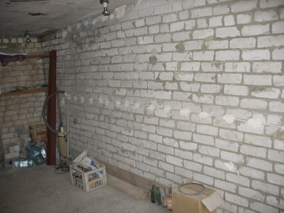 Кирпичная стена гаража