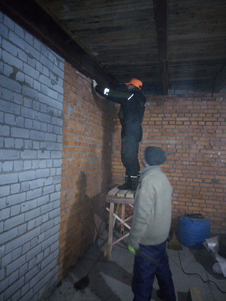 Крашеный кирпич в гараже