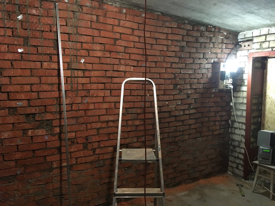 Отделка кирпичных стен в гараже