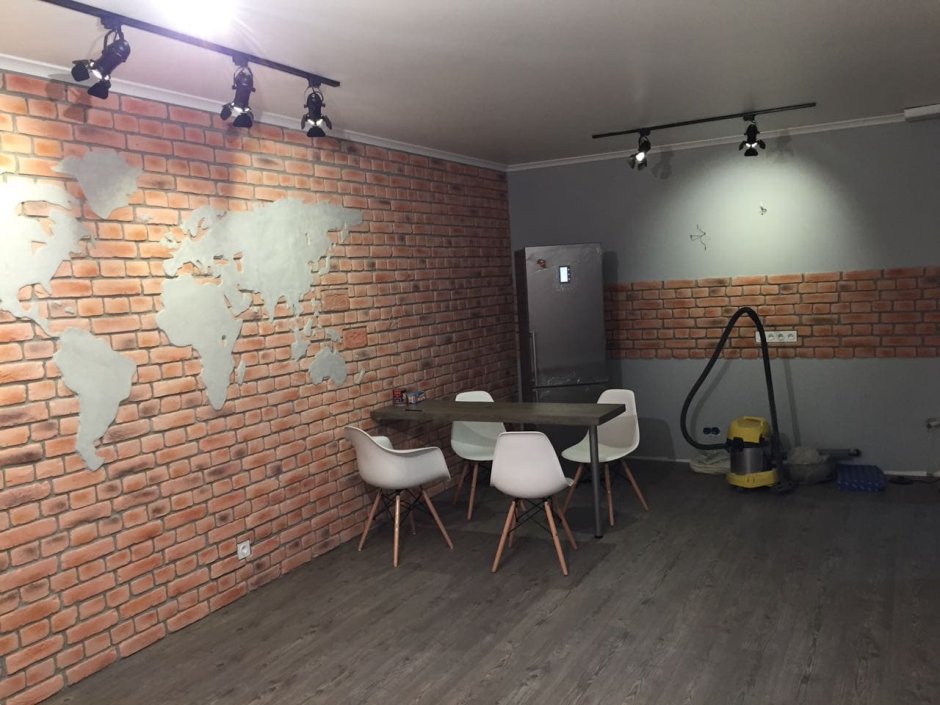 Крашеный кирпич в гараже