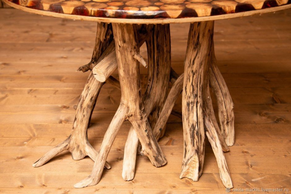 Стол из деревянных спилов