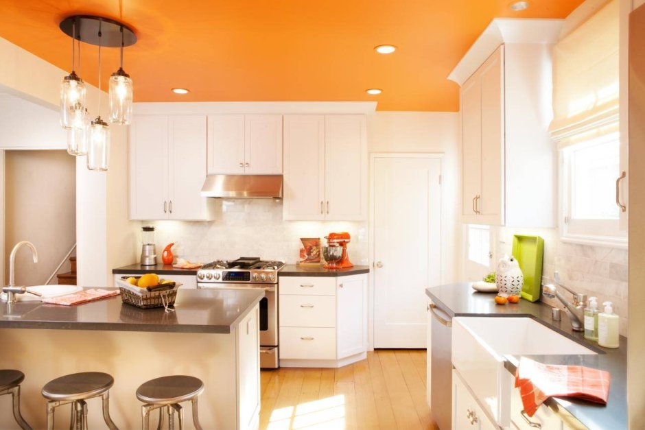Оранжевый потолркна кухне