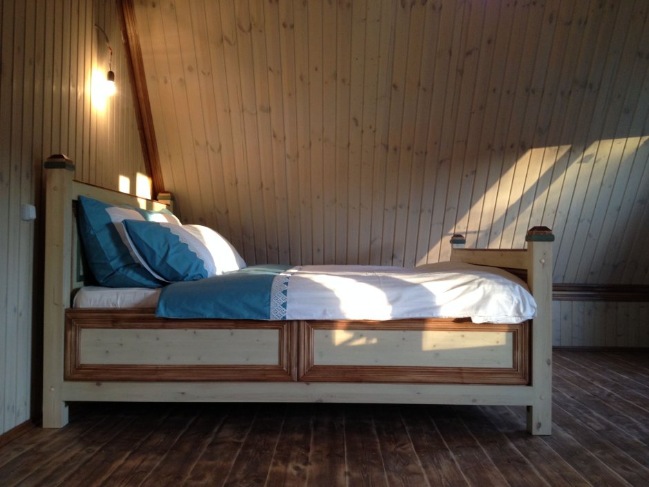 Кровать деревянная вид сбоку