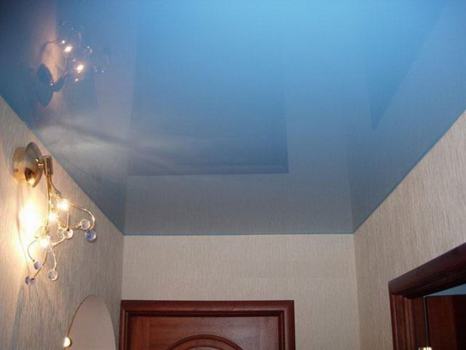 Голубой натяжной потолок