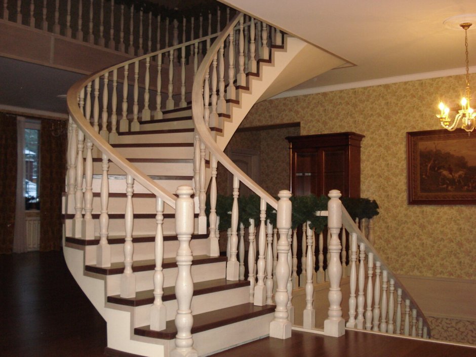 Покрашенные лестницы из дерева