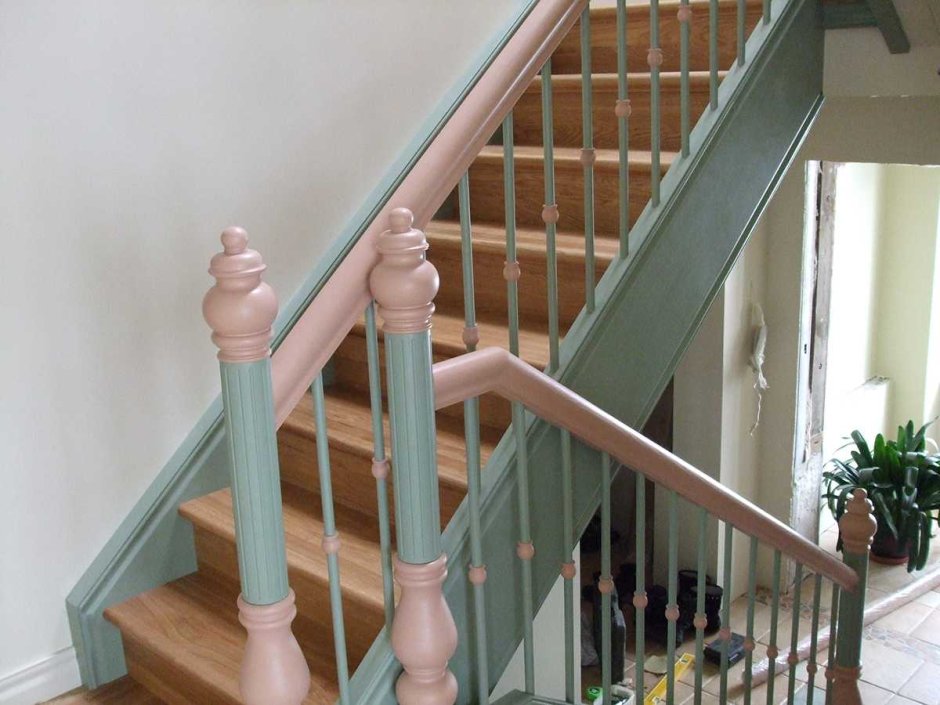 Светлая лестница в интерьере