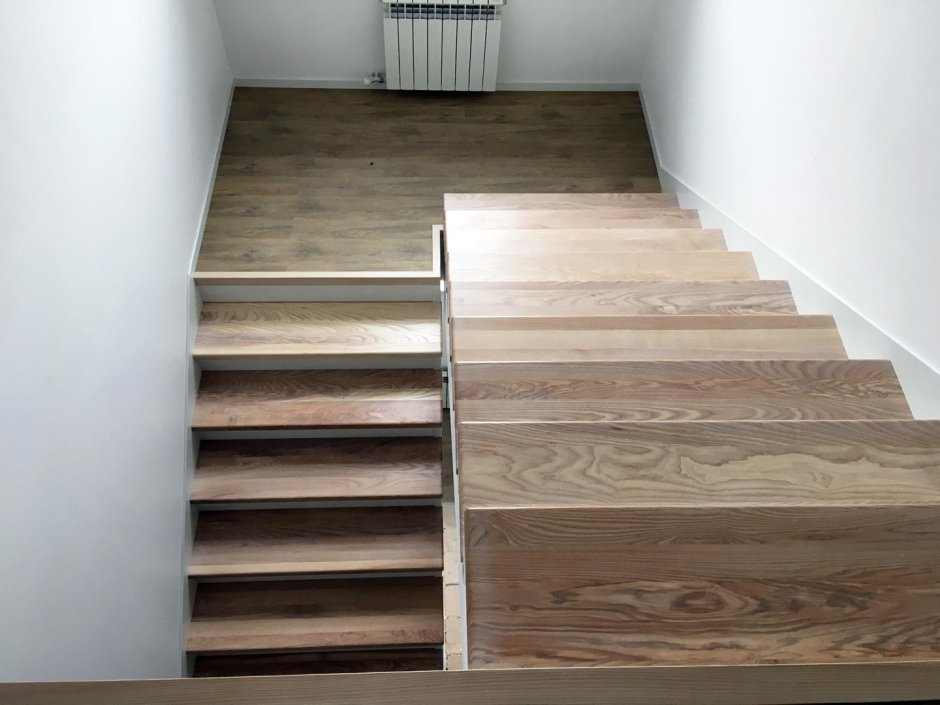 Покраска деревянной лестницы из сосны