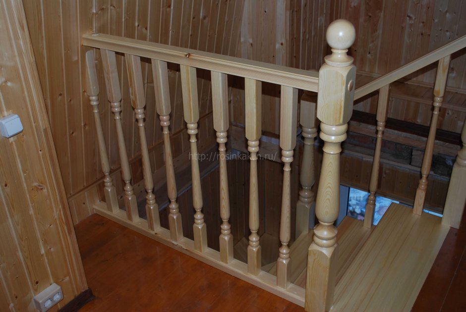 Лестница деревянная лакированная