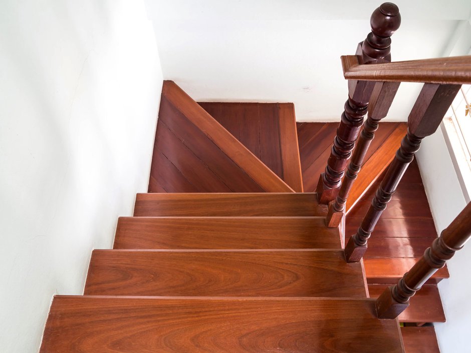 Крашеные деревянные лестницы