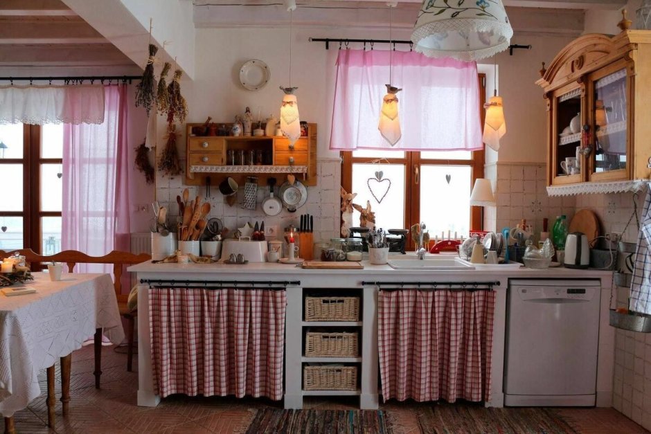 Кухонный гарнитур в деревенском стиле со шторками