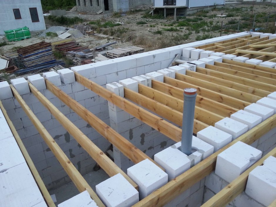 Деревянное перекрытие пола первого этажа в доме из газобетона