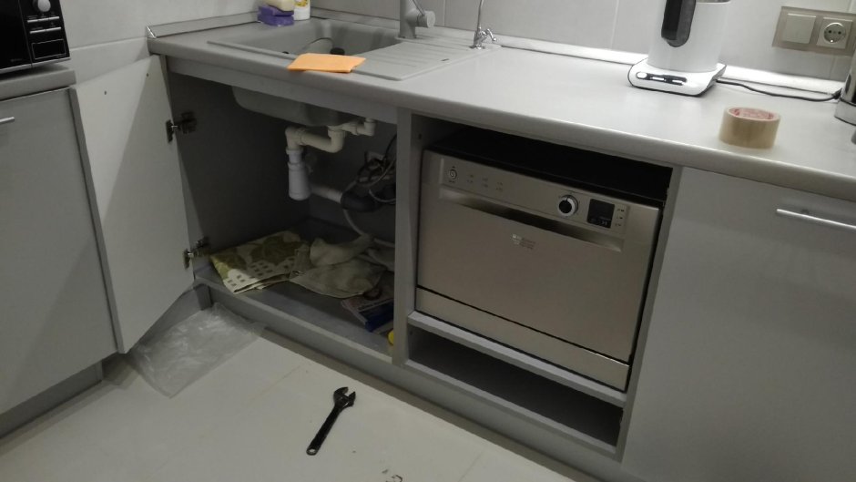 Встроенная посудомоечная машина в мебели