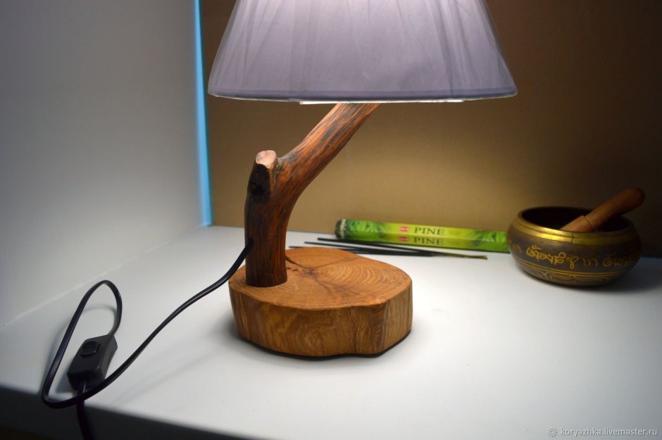Настольная лампа из дерева