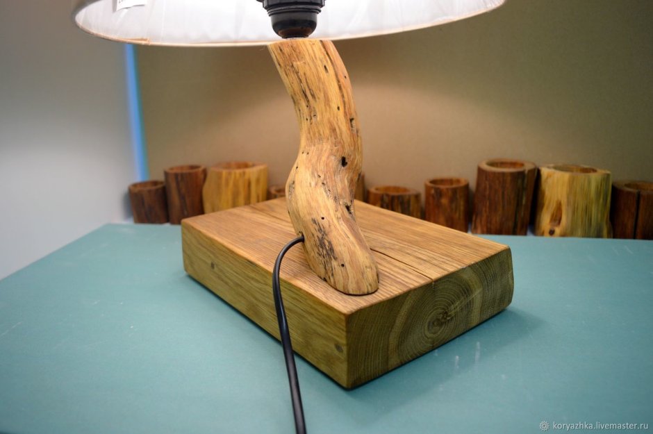 Настольный светильник из дерева
