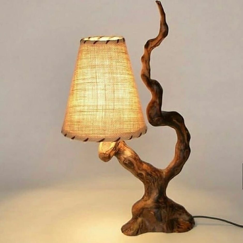 Напольный светильник из дерева