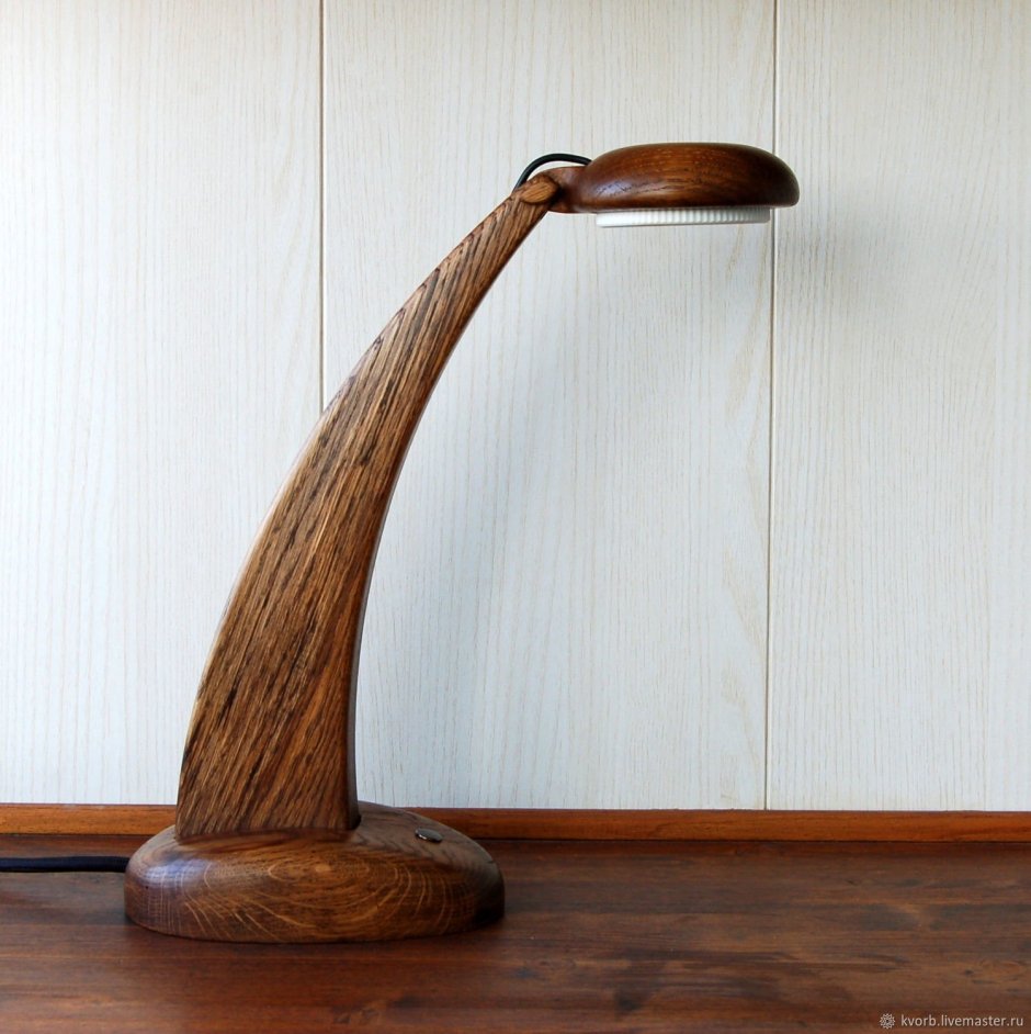 Необычная настольная лампа из дерева