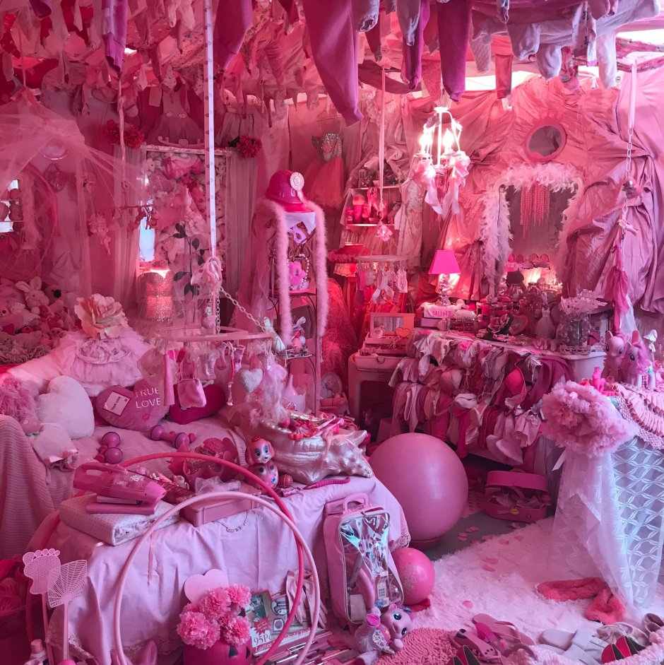 Эстетичная розовая комната